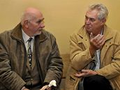 Pavel Rychetský a Milo� Zeman an chodb� olomouckého soudu