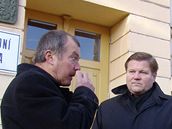 Zden�k �kromach p�ijel do Hru�ovan nad Jevi�ovkou podpo�it stávkujícího �kolníka Franti�ka Ku�eru (vlevo).