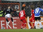 Daniel Halfar (24) z Bielefeldu dává branku v utkání s Leverkusenem.