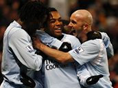 Radost Manchesteru City: Robinho (uprosted), Stephen Ireland (vpravo) a Benjani.