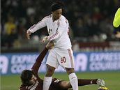 AC Milán - Turín: Ronaldinho bojuje o mí s Francescem Pratalim