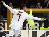 AC Milán - Turín: Milánský Pato oslavuje gól