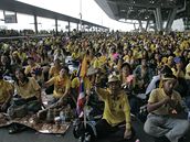 Thajtí demonstranti obléhají letit v Bangkoku, tisíce turist v letitní hale uvázly (26. listopadu 2008).