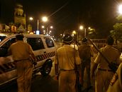 Policisté povolaní proti teroristm v indické Bombaji (26. listopadu 2008)