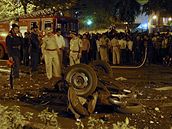 Policisté a hasii v míst jednoho z útok v indické Bombaji (26. listopadu 2008)