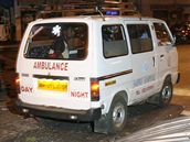 Záchranka v ulicích indické Bombaje, kde udeili teroristé (26. listopadu 2008)