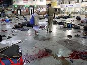 Teroristé v indické Bombaji zabili stelbou a granáty nejmén osmdesát lidí.