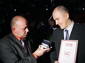 editel iDNES.cz Jaroslav Kábele (vlevo) a efredaktor Michal Hanák s cenou Kitálová lupa za nejlepí zpravodajství. (27. listopadu 2008)