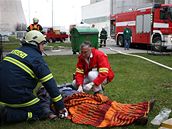 Cvi�ení Zóna 2008, hasi� a zdravotník o�et�ují zran�ného v Dukovanech
