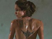 Tlo Angeliny Jolie zdobí celkem tináct tetování