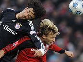 Leverkusen - Bayern Mnichov: Rolfes (vpravo) v hlavikovém souboji s Tonim