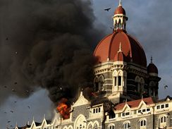 V Bombaji zatoili terorist, pes sto lid zabili. Stovky dalch zranili. V hotelu Td dreli rukojm. (27. listopad 2008)