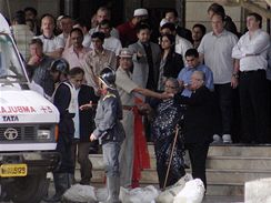 Osvobozen rukojm opout hotel Td v Bombaji, na kter zatoili terorist. (27. listopad 2008)