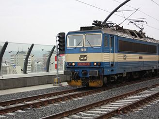 Nové spojení - lokomotiva 362 vede vlak z Libně