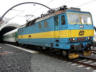 Nové spojení - lokomotiva 363 vede vlak do Libně