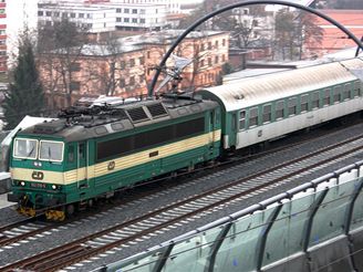 Nové spojení - lokomotiva 362 vede vlak z Libně