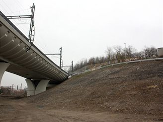 Nové spojení - násep zakryl opěrnou zeď, pod kterou vedly koleje na Malou Hrabovku