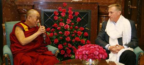 Premir Mirek Topolnek se setkal s tibetskm duchovnm vdcem dalajlamou, Praha, 30. listopadu 2008