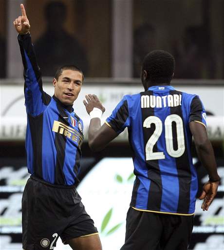 Inter Milán: Cordoba (vlevo) a Muntari oslavují gól do sít Neapole
