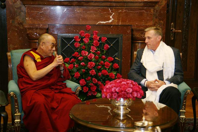 Premiér Mirek Topolánek se setkal s tibetským duchovním vdcem dalajlamou, Praha, 30. listopadu 2008