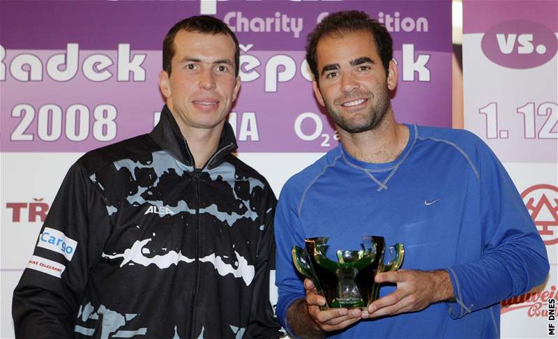 Radek tpánek (vlevo) a Pete Sampras na tiskové konferenci ped praskou exhibicí