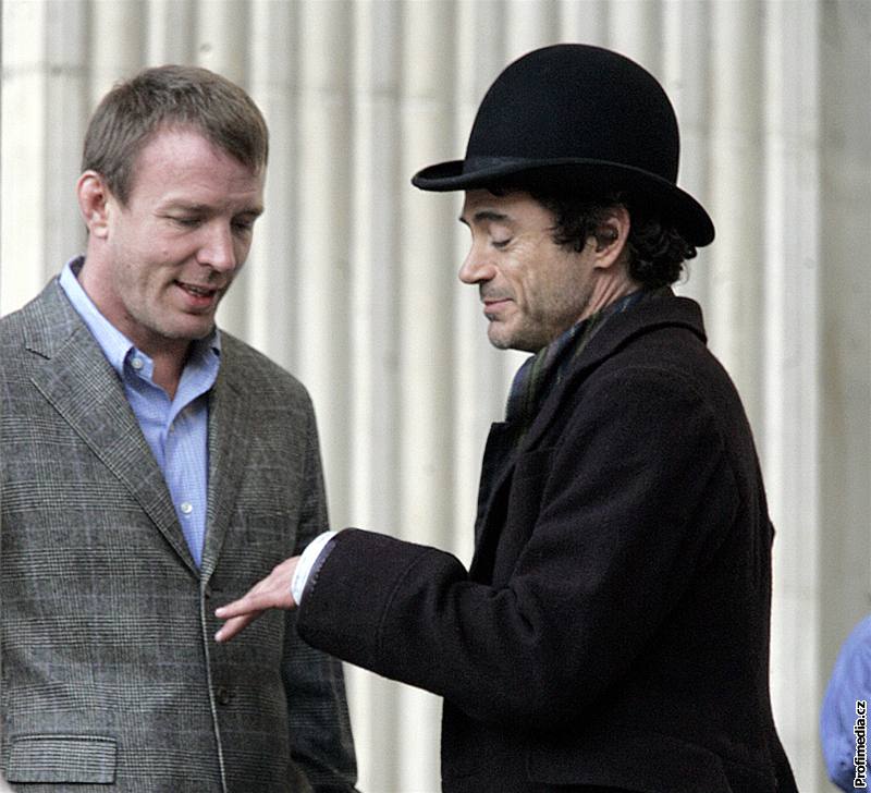 Z natáení filmu Sherlock Holmes - Guy Ritchie a Robert Downey jr.
