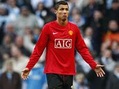 Cristiano Ronaldo z Manchesteru United odchází ze hit poté, co byl po druhé luté kart vylouen