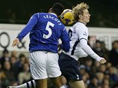 Tottenham - Everton: domácí Pavluenko (vpravo) a Lescott
