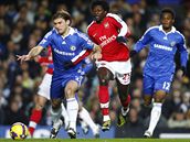 Chelsea - Arsenal: hostující Adebayor (uprosted) se prodírá k míi mezi Ivanoviem a Mikelem