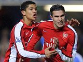 Arsenal: Denilson (vlevo) a van Persie se radují ze vsteleného gólu