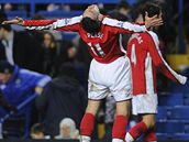 Útoník Robin van Persie se raduje poté, co vstelil n a hiti Chelsea dva góly a jeho Arsenal tak vyhrál 2:1