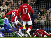 Chelsea - Arsenal: Djourou si dává vlastní gól