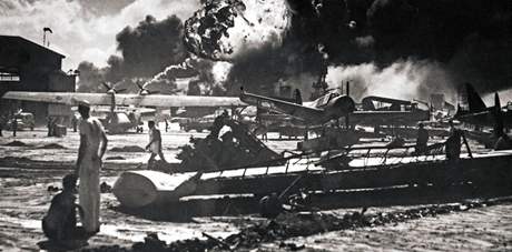 Útok japonského letectva na základnu amerického námonictva na Havaji, Pearl Harbor, zaal 7. prosince 1941 a u o den pozdji se Japonci vylodili na Filipínách, kde ila komunita echoslovák.