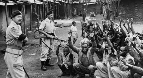 Brittí policisté steí vzn podezelé z úasti na povstání proti koloniální správ (Kea, 1952)  