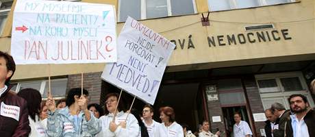 Demonstrace ped Úrazovou nemocnicí v Brn