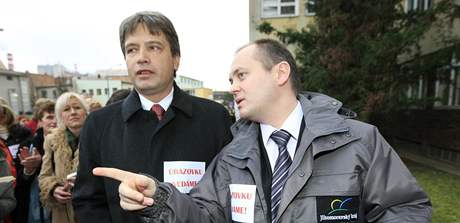 Hejtman Michal Haek na demonstraci ped brnnskou Úrazovou nemocnicí