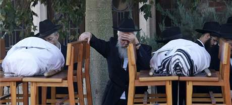Poheb rabho Gavriela Holtzberga a jeho eny Rivky v Tel Avivu. (2. prosinec 2008) 