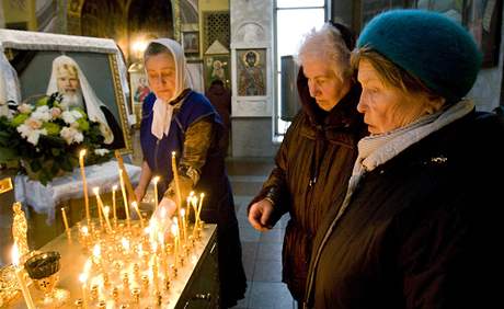 Rut vc se u od nedle lou v moskevskm chrmu Krista Spasitele s patriarchou Alexejem II., kter zemel v ptek. (7. prosinec 2008)