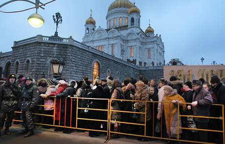 Rut vc se u od nedle lou v moskevskm chrmu Krista Spasitele s patriarchou Alexejem II., kter zemel v ptek. (8. prosinec 2008)