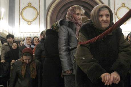 Rut vc se u od nedle lou v moskevskm chrmu Krista Spasitele s patriarchou Alexejem II., kter zemel v ptek. (8. prosinec 2008)