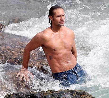 Josh Holloway fotil reklamu pro pnsk parfm