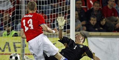 Poslední vzájemný zápas esko - Litva v praském Edenu byl pátelský a domácí 27. kvtna 2008 vyhráli 2:0; na snímku je Kadlec ped litevským brankáem Kaermarskasem