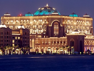 Luxusní hotel Emirates Palace v Abú Dhabi ve Spojených arabských emirátech