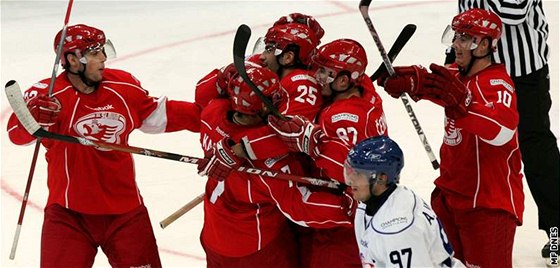 Slavia spolu s Karlovými Vary pila o úast v Lize mistr, te zejm dostanou finanní kompenzaci.