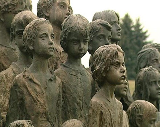 Autorkou sousoší nazvaného Památník dětským obětem války je sochařka Marie Uchytilová.