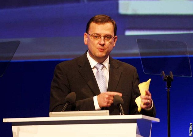 Návrh vypracoval ministr práce a sociálních v�cí Petr Ne�as (na snímku) se �lenem NERV Miroslavem Záme�níkem.