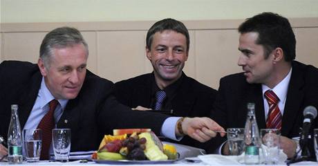 Na sjezd praské ODS dorazili oba kandidáti. Premiér Topolánek se delegáty snail uklidnit cinkáním na skleniku.