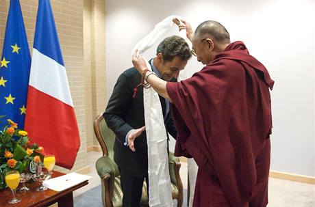 Sarkozy se s dalajlamou seel navzdory protestm íny.