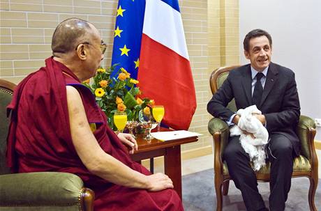 Francouzsk prezident Sarkozy bhem neoficilnho setkn s dalajlamou. (6. prosince 2008)
