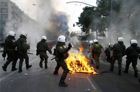 Pouliční nepokoje v Řecku pokračují druhým dnem. (7. prosince 2008)